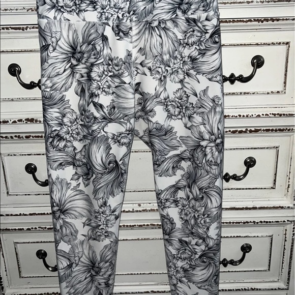 Like new 🖤🤍 Balance Collection black & white leggings Size L - Picture 5 of 12